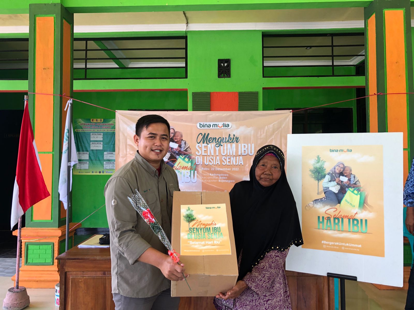 Mengukir Senyum Lansia Di Hari Ibu, Berbagi Bingkisan Dan Tangkai Bunga
