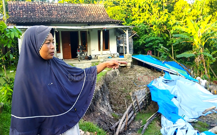 Tanah Samping Rumah Ambles, Warga Tak Tenang Tidur