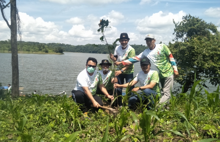 PT Pertamina EP Sukowati Field Tanam 2000 Pohon di Waduk Pacal