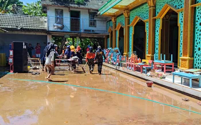 Terendam Banjir, Banom NU Dander Gotong Royong Bersihkan Halaman Masjid