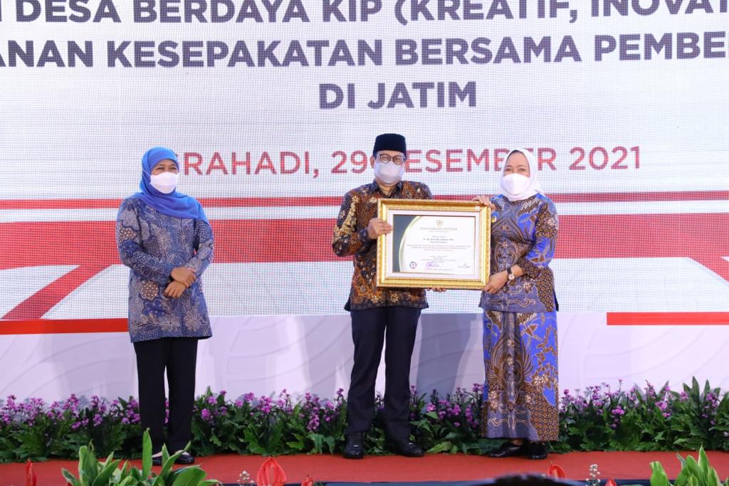 Bupati Bojonegoro Terima Penghargaan Atas Pembangunan Desa dari KemendesPDTT