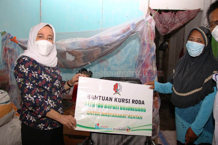 Diguyur Hujan Deras, Bupati Bojonegoro Sambangi Warga Disabilitas