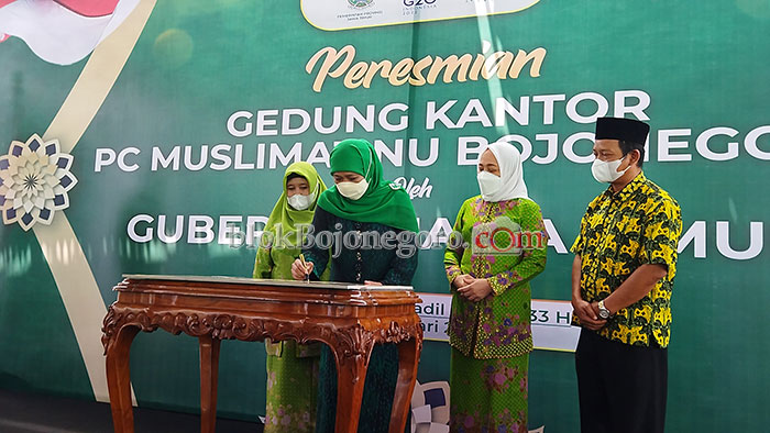 Didampingi Bupati Anna, Gubernur Jatim Resmikan Kantor PC Muslimat Bojonegoro