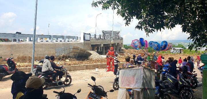 Penampakan Robot Transformer di Jembatan KaRe