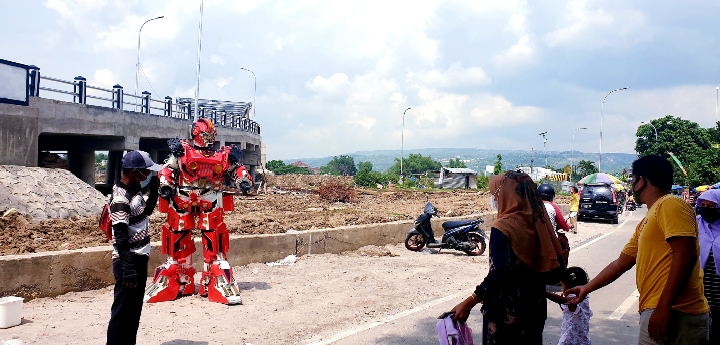 Woow...! Robot Transformer di Jembatan KaRe