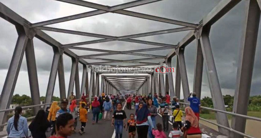 Warga Antusias Melintasi Jembatan TBT