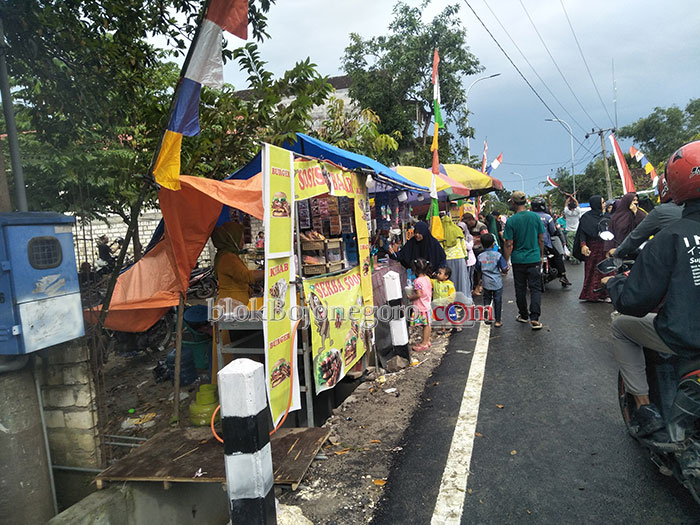Ketiban Berkah Pedagang di Sekitar Jembatan TBT Laris Manis