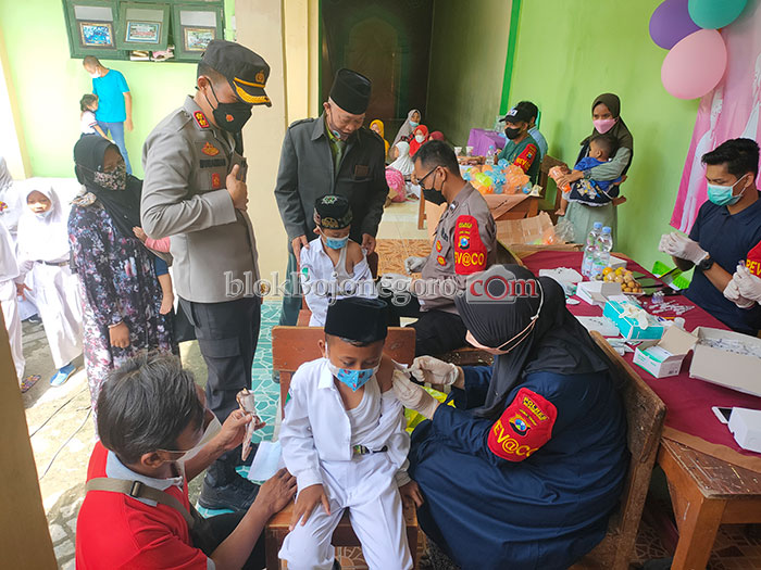 Bersama Kapolres, Ratusan Siswa MI Al-Rosyid Ikuti Vaksinasi Anak