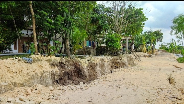 Tanggul Bengawan Kanor Kembali Ambles, 7 Rumah Warga Terancam