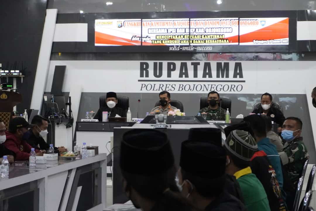 Upaya Menciptakan Situasi Aman dan Kondusif, TNI - Polri di Bojonegoro Gelar Cangkrukan
