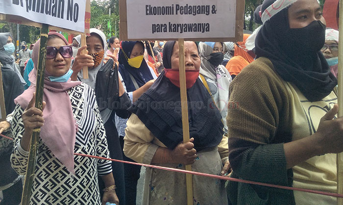 Tetap Bersemangat, Pedagang Lanjut Usia Ikut Aksi Damai