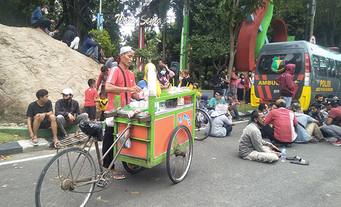 Ada Aksi Damai Pedagang Pasar, Es Doger Laris Manis