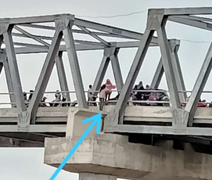 Warga Nekat Lewati Batas Pagar Jembatan TBT Sambil Joget, Ini Pesan Kepala BPBD
