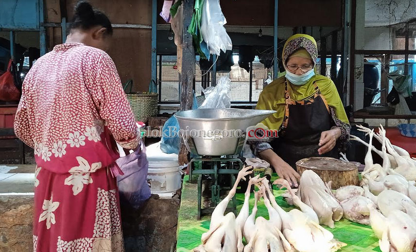 Pedagang Keluhkan Harga Ayam Potong di Pasar Merangkak Naik