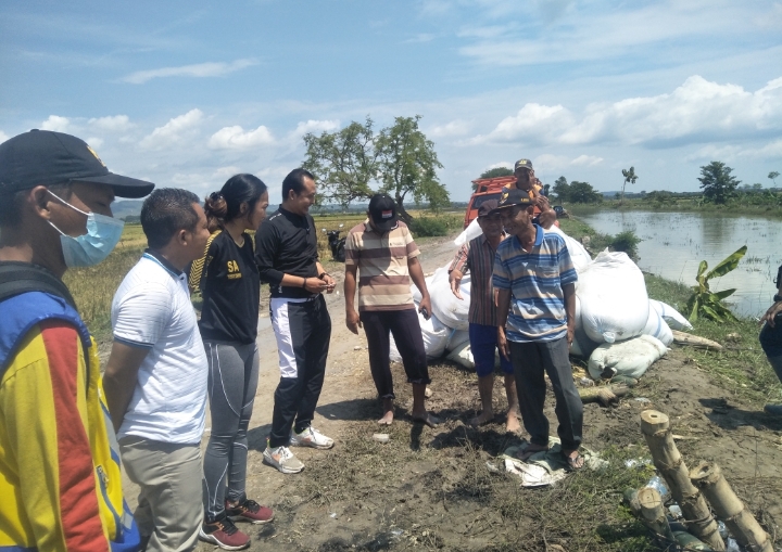 Tak Hanya Bupati, Dua Anggota Dewan Juga Tinjau Tanggul Jebol Kedungprimpen