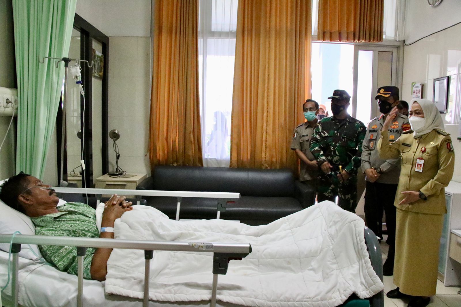 Bupati Bojonegoro Sambangi Petani Heroik H. Khoiri Di RSUD Sosodoro