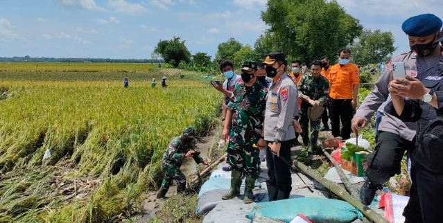 Dandim 0813 dan Kapolres Bojonegoro Tinjau Lokasi Jebolnya Tanggul Kali Ingas