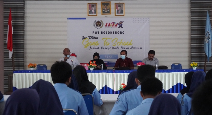 Pelajar SMKN 2 Antusias Ikuti Program Goes To School oleh PWI Bojonegoro