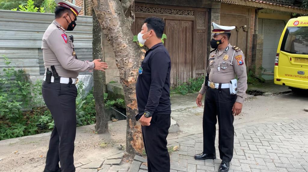 Ada Pohon Sering Ditabrak Pengendara, Satlantas dan DLH Bersinergi Tindaklanjuti Aduan