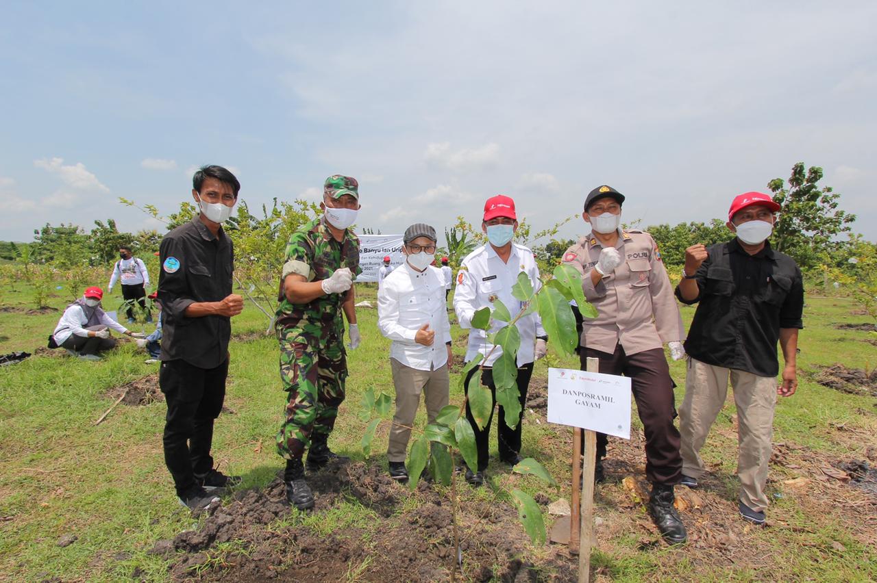 Dukung Pengembangan RTH di Bojonegoro, EMCL Sebar Pohon