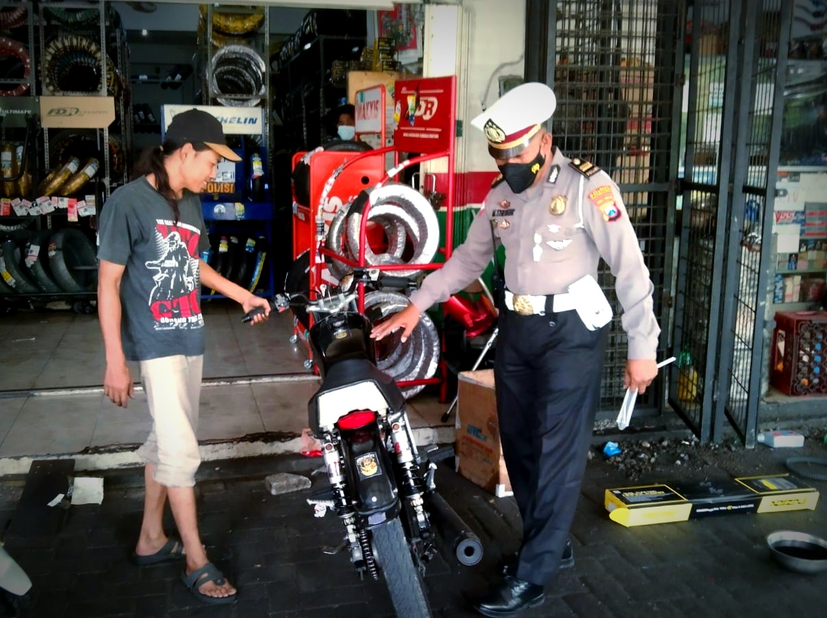 Satlantas Sosialisasikan Aturan Larangan Knalpot Brong Pada Pengusaha Bengkel Variasi