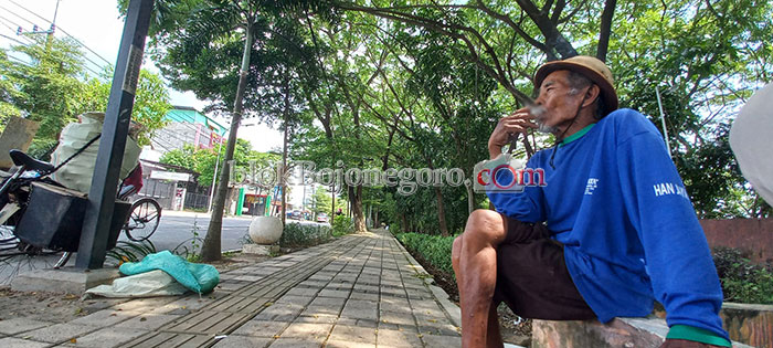 Kisah Mbah Sarman, Dari Taman Hingga Lapangan Untuk Makan