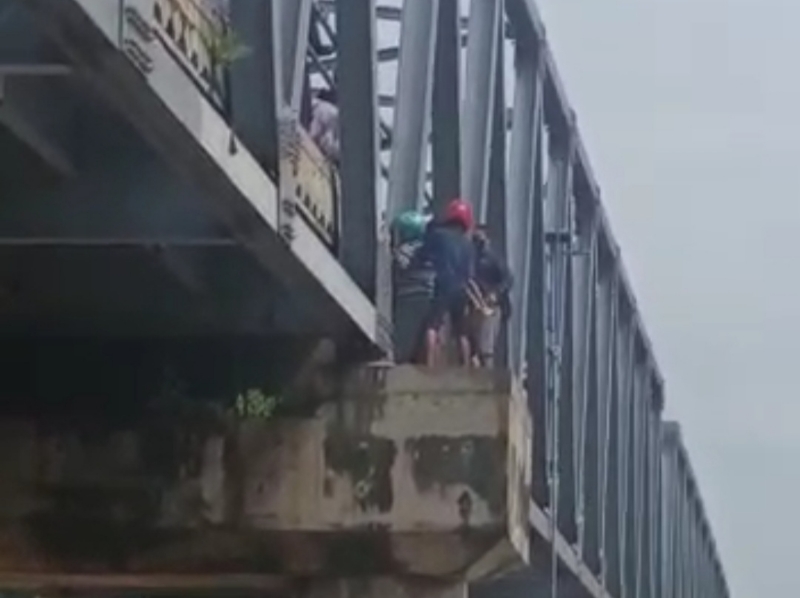 Digagalkan Warga, Ibu Ajak Anak Lompat dari Jembatan Kaliketek
