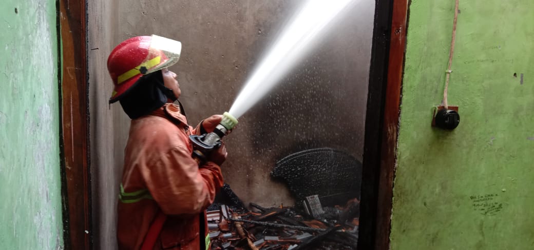 Akibat Korsleting Listrik, Sebuah Rumah di Pilang Hampir Ludes Dilahap Si Jago Merah