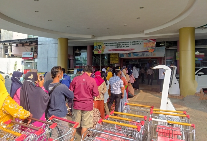 Demi Mendapatkan Minyak Goreng, Antrean Warga Mengular