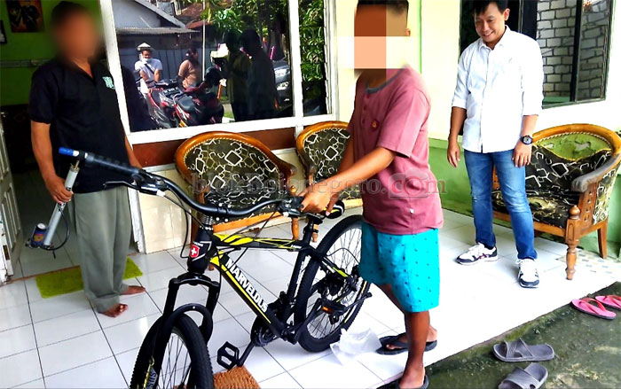 Wakil Ketua DPRD Bojonegoro Beri Sepeda ke Bocah yang Hendak Bunuh Diri di Kaliketek