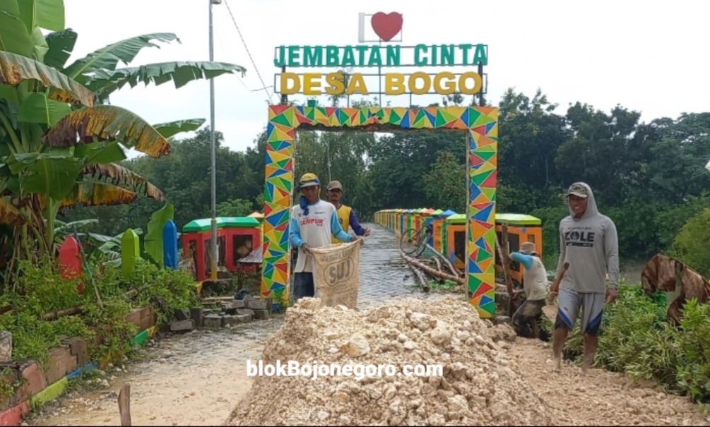 Diguyur Hujan, Jembatan Cinta Bogo Longsor
