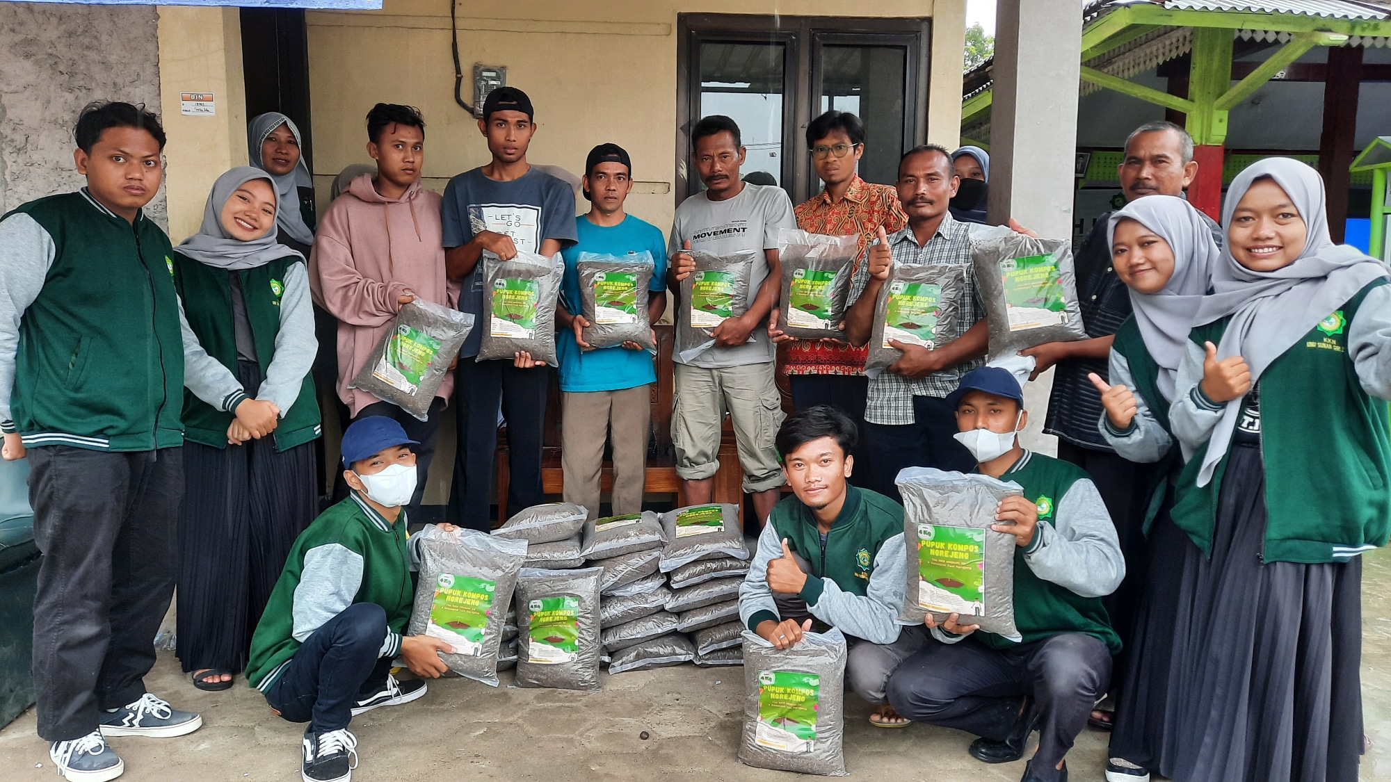 Sinergi dengan Poktan Ngrejeng, KKN Unugiri Produksi Pupuk Kompos
