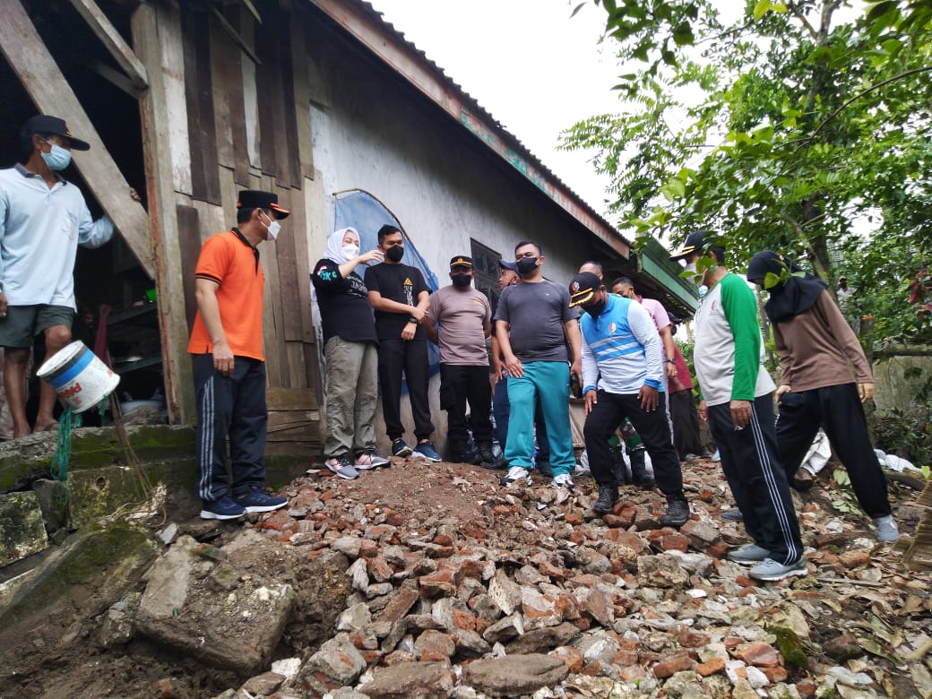Pasca Longsor, Bupati Anna Pantau Pembuatan Dinding Darurat di Ngulanan