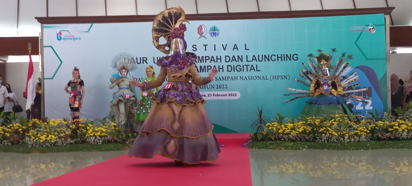 Peragawati Gaun dari Daur Ulang Sampah Memukau