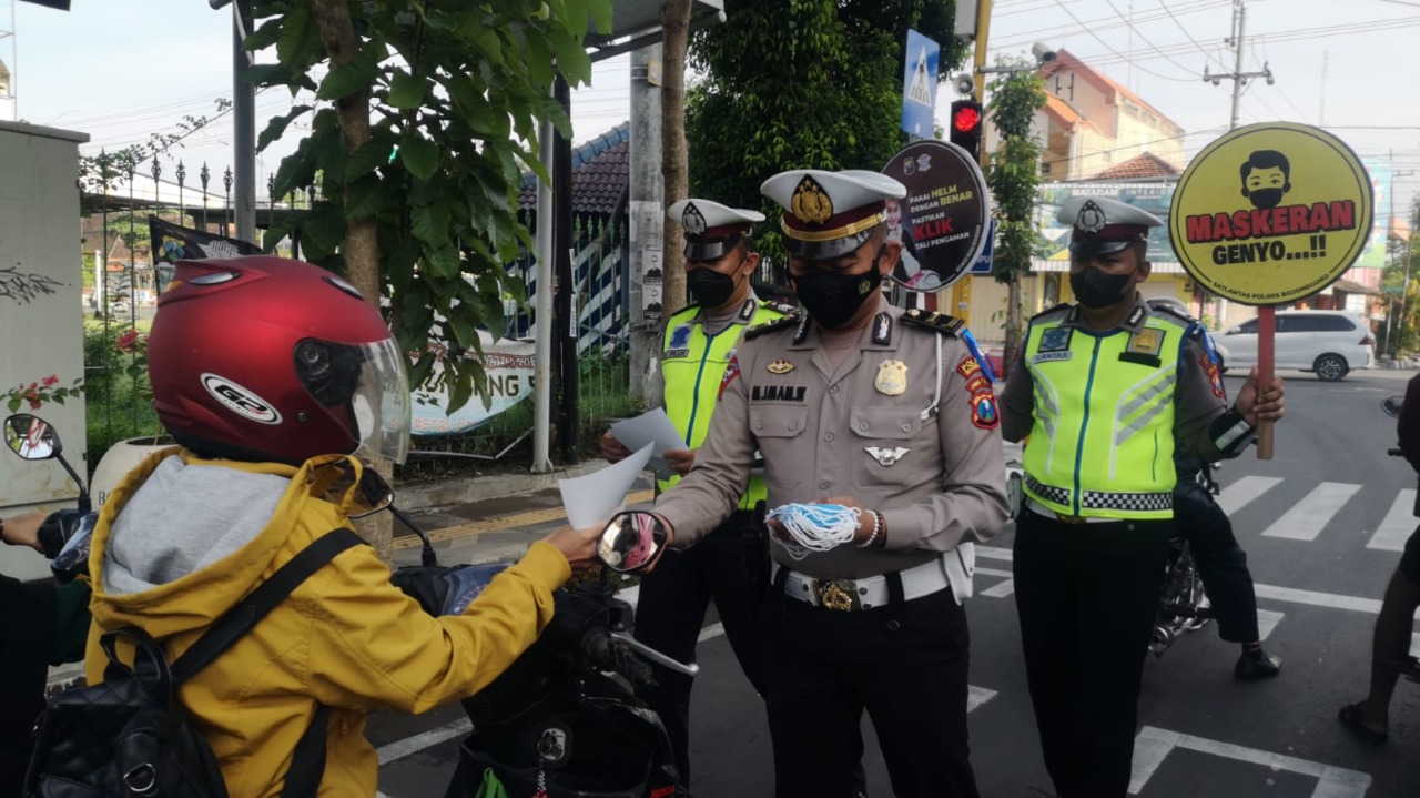 Satlantas Bagikan Ratusan Masker dan Brosur Ops. Keselamatan Semeru