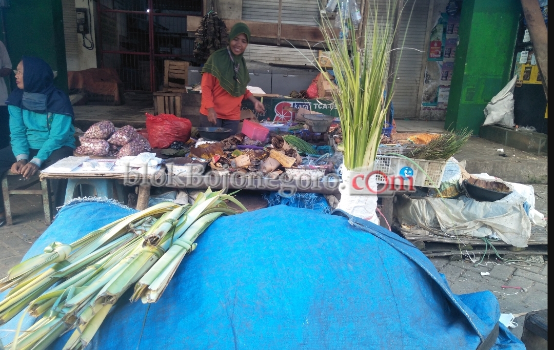 Tradisi Kupatan, Masyarakat Ramai Berburu Janur di Pasar Sumberrejo