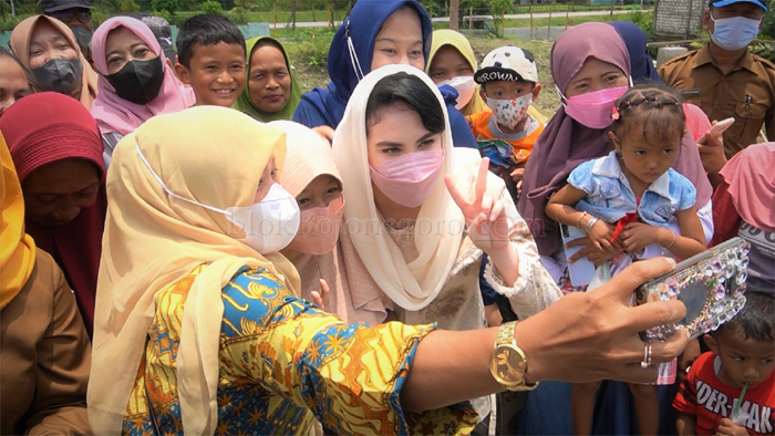 Mengaku Sebagai Fans, Arumi Bachsin Diserbu Untuk Berselfie
