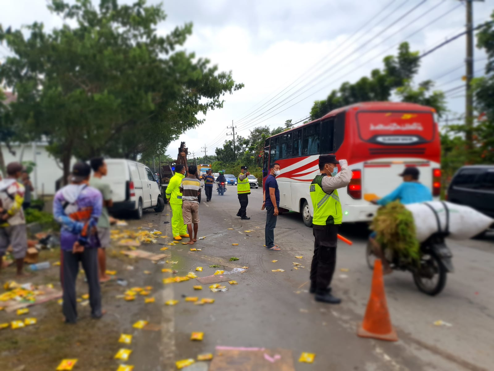 Hendak Mendahului, Sebuah Minibus Oleng dan Dihantam Truk