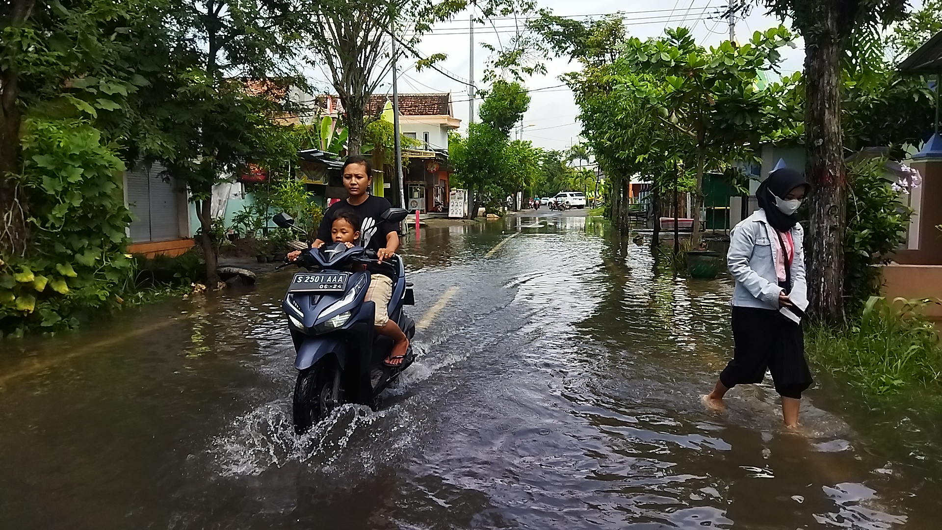 Air Kiriman dari Bojonegoro Selatan, Jalan Pacul Tergenang Banjir
