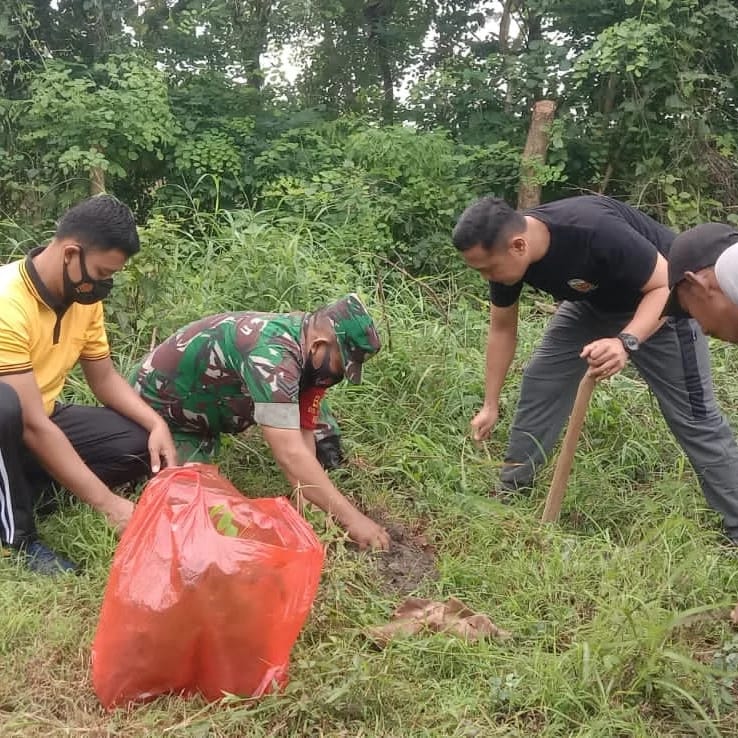 Warga Kawengan Kompak Kerja Bakti dan Tanam Pohon