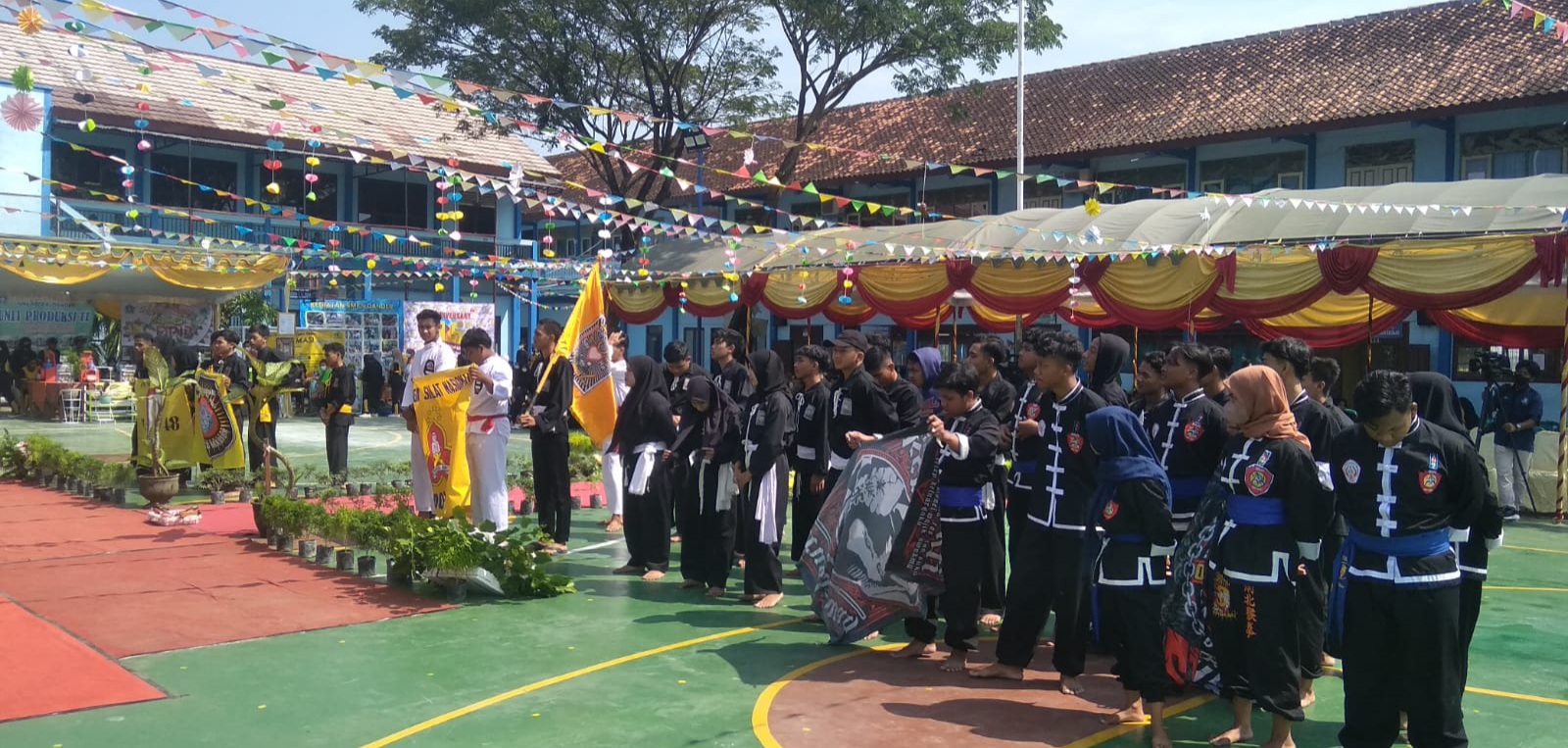 Atraksi Perguruan Silat Meriahkan Ulang Tahun ke -15 SMKN Dander