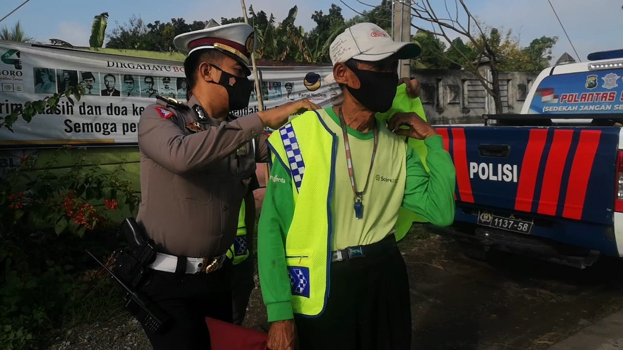 Apresiasi Relawan Supeltas, Satlantas Polres Bojonegoro Berikan Rompi