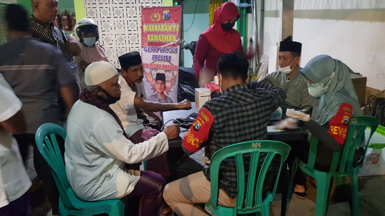 Genjot Vaksinasi Booster, Polres Bojonegoro Berikan Vaksin untuk Jemaah Tarawih