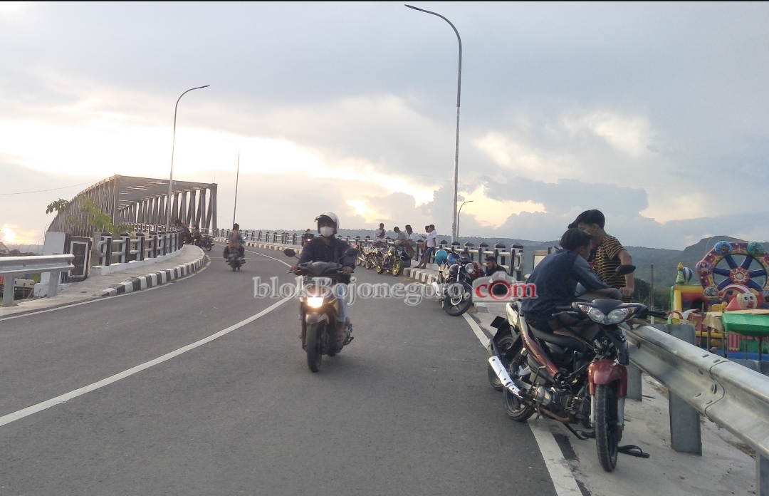 Jembatan TBT Ramai Dikunjungi untuk Ngabuburit