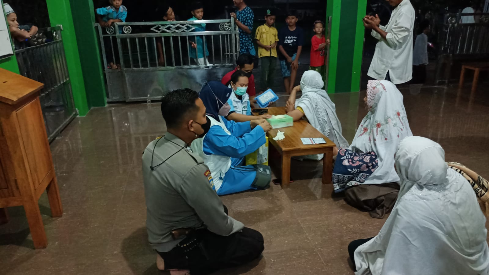 Polsek Padangan Ajak Warga Vaksinasi Booster Usai Tarawih