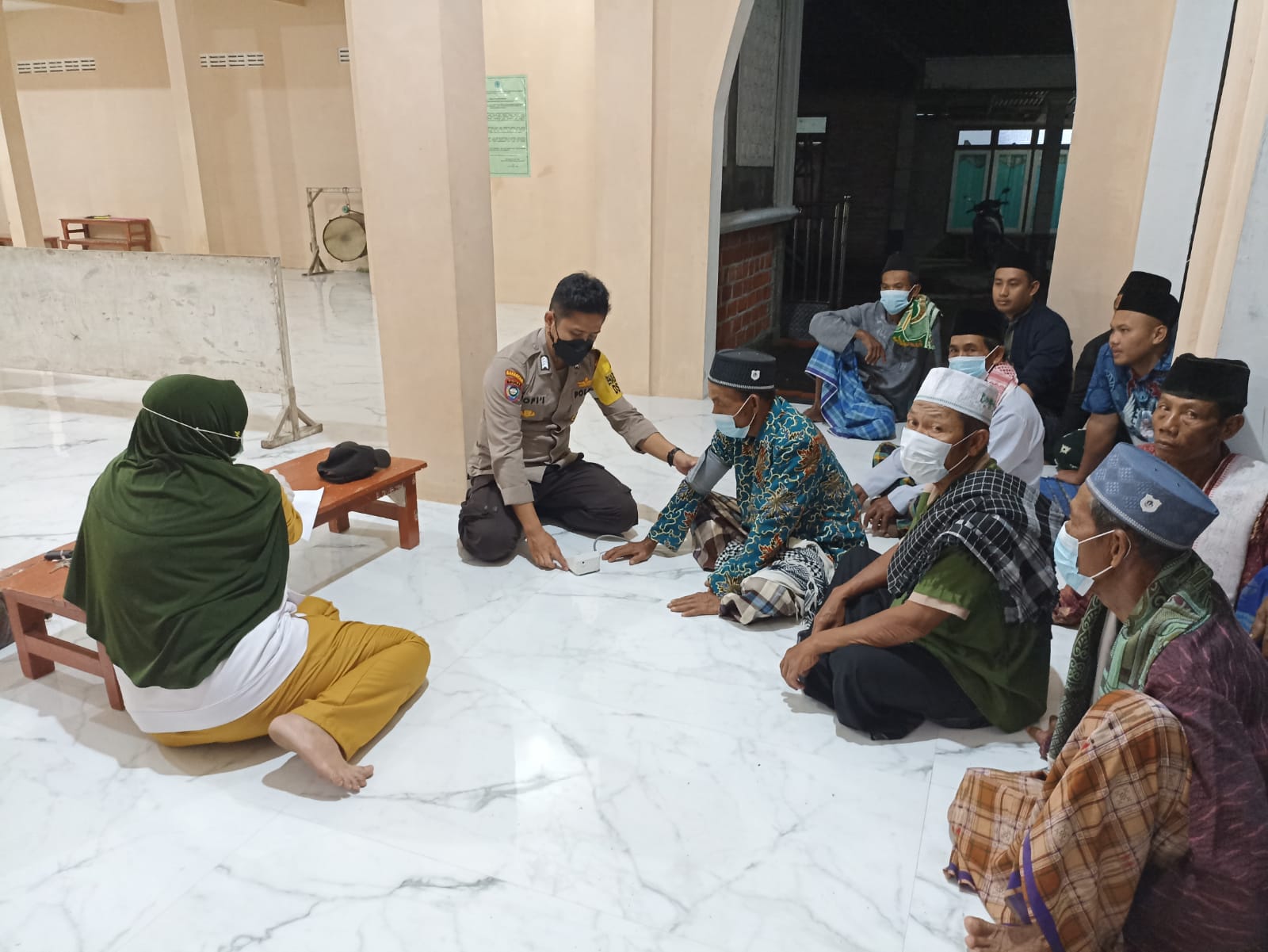 Warga Mlinjeng Semangat untuk Vaksin di Masjid