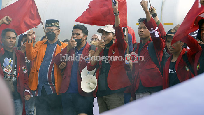 IMM Bojonegoro Gelar Aksi Penolakan Kebijakan Pemerintah di Bundaran Adipura