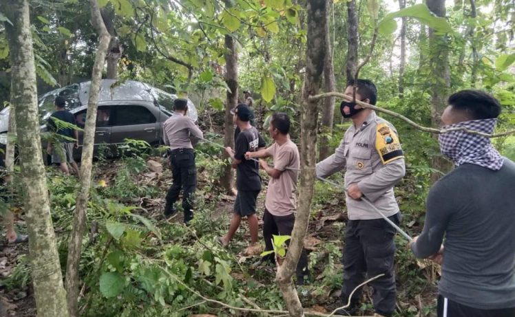 Hindari Gundukan, Dua Mobil Bersenggolan 