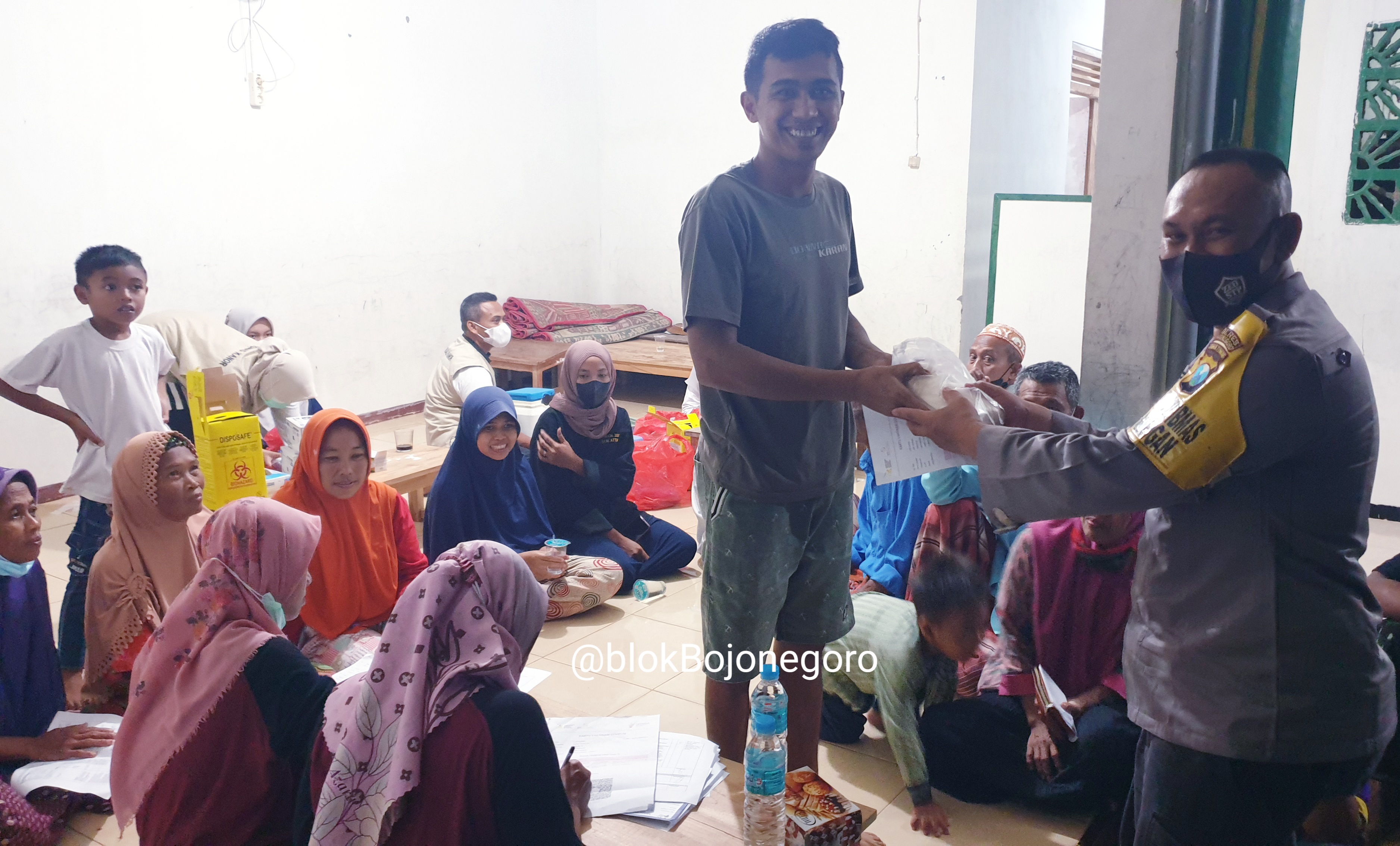 Vaksin Booster di Sarangan Pulang Bawa Gula