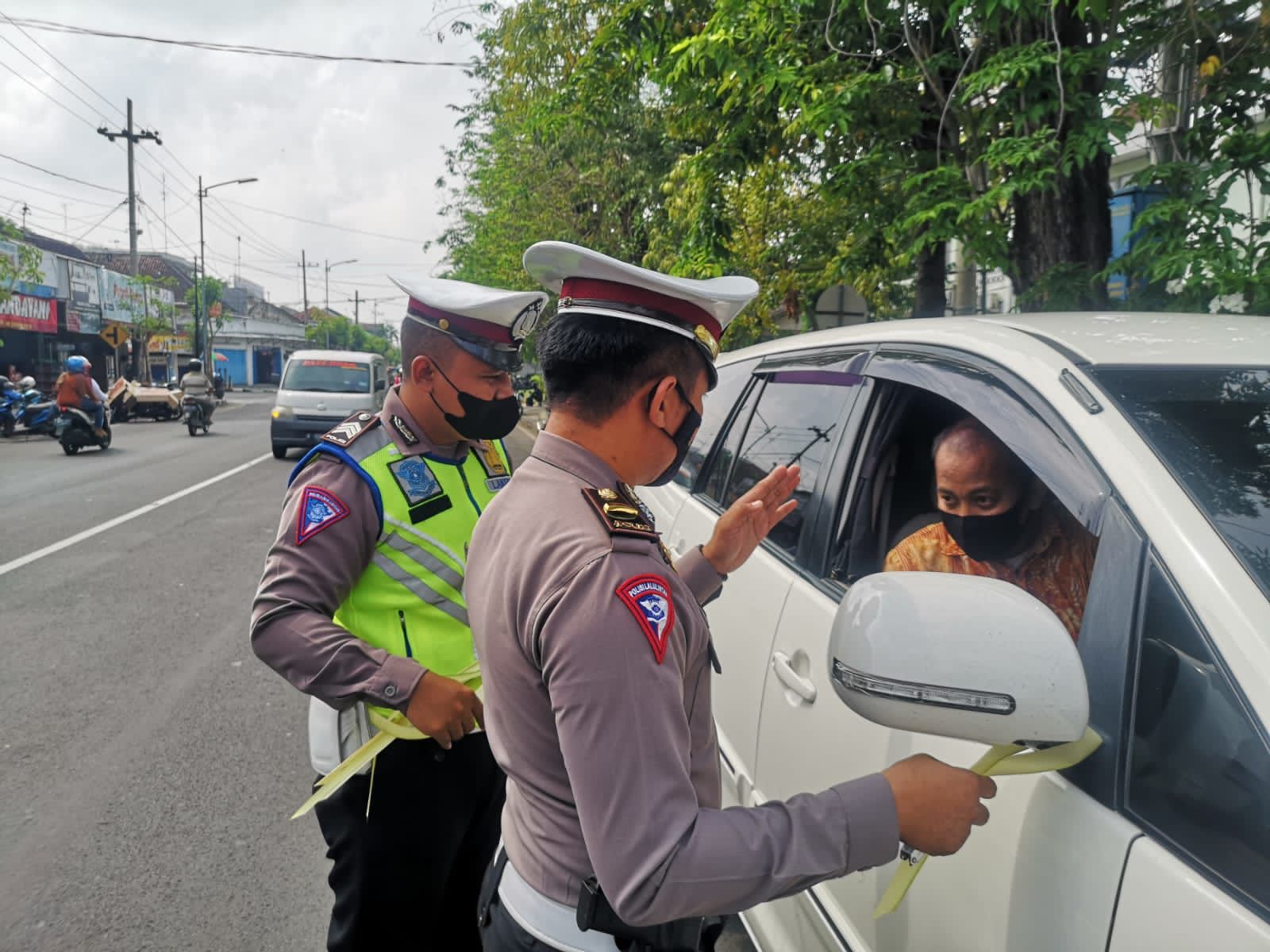 Pengendara Dipasang Janur Kuning, Ada Apa?
